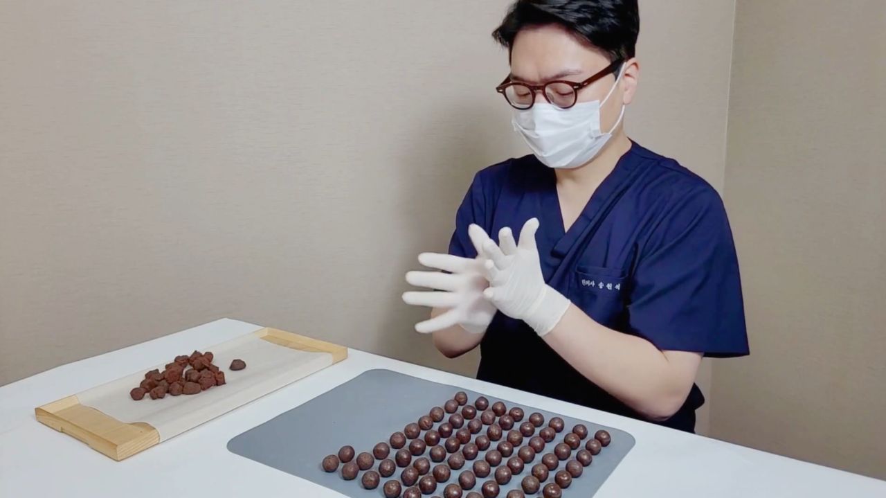 매일백세한의원에서 공진단을 조제하는 모습