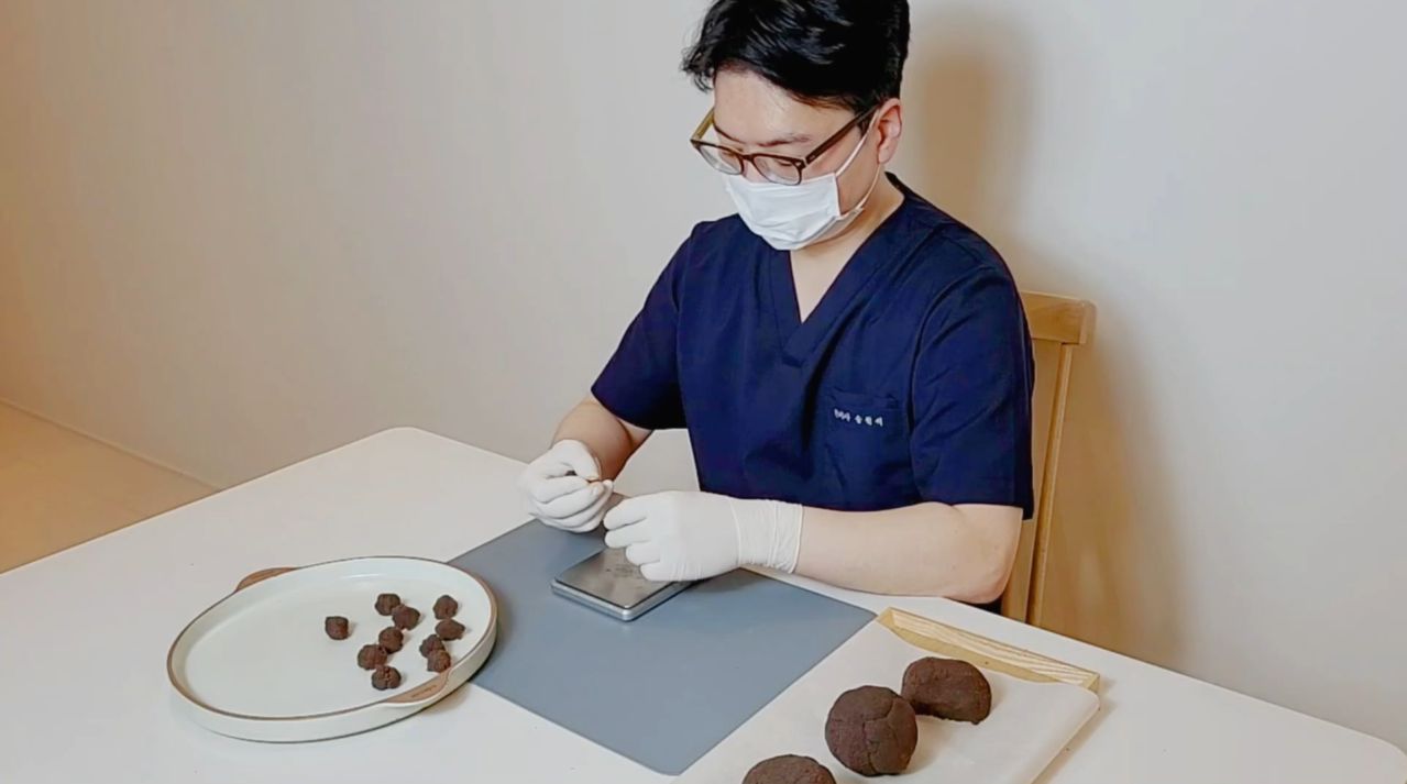 매일백세한의원에서 공진단을 조제하는 모습