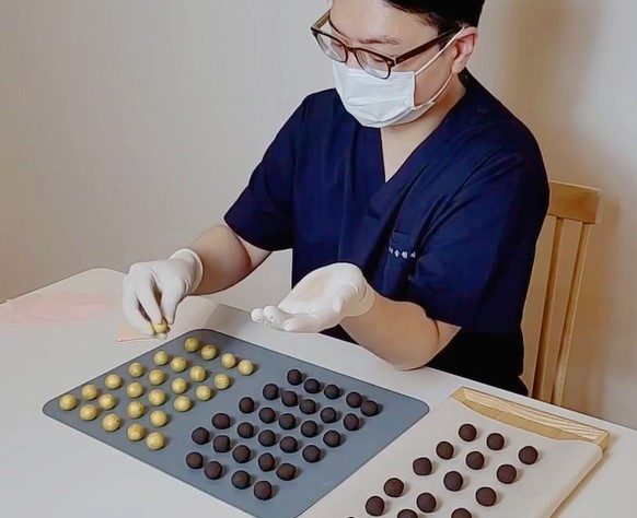 약재 반죽을 한 알씩 환으로 빚는 모습